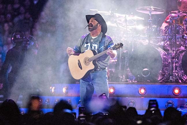 Garth Brooks wore a jersey supporting Bernie Sanders?