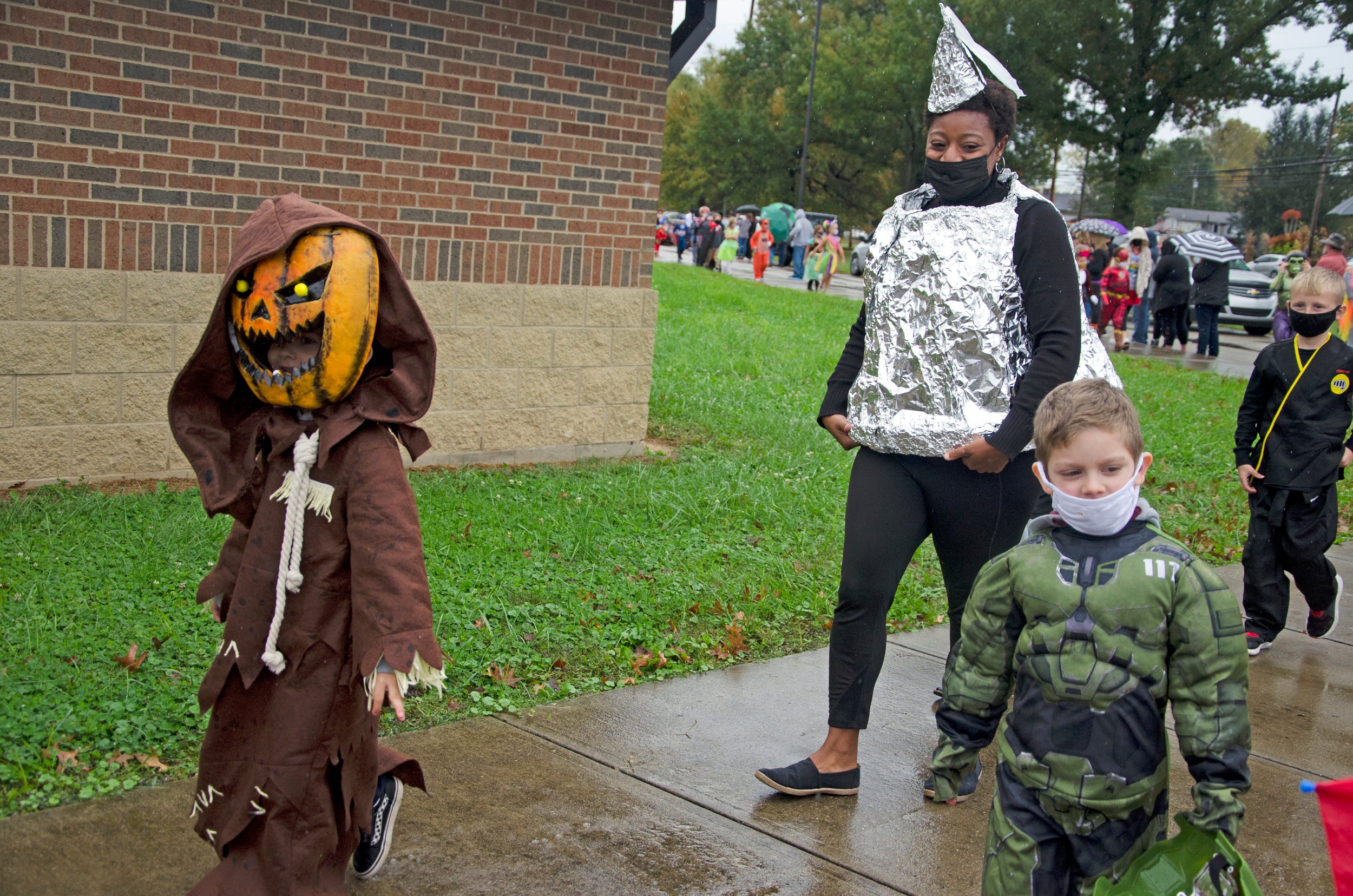 Burlington Elementary hosts Halloween parade (WITH GALLERY) - The ...